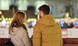 Para, która siedzi przy ławce, wpatruje się w siebie. Ona mówi, on słucha, choć czuje, że nie umiem mówić o uczuciach.