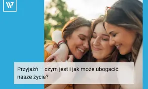 Trzy uśmiechnięte kobiety obejmują się, ukazując piękne **cechy przyjaźni**: bliskość, radość i wsparcie.