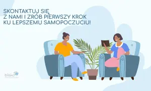 Dwie kobiety siedzą w fotelach, rozmawiając. To inspiracja, jak radzić sobie z samotnością i zrobić pierwszy krok ku lepszemu samopoczuciu.