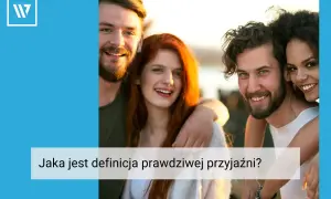 Uśmiechnięci przyjaciele, co to jest przyjaźń? Ich radość i bliskość pokazują, że prawdziwa przyjaźń to coś cennego.